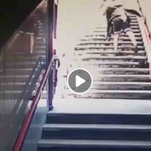 Milano, rapina in metro: minacciano una ragazza con le forbici per rubarle il telefono VIDEO