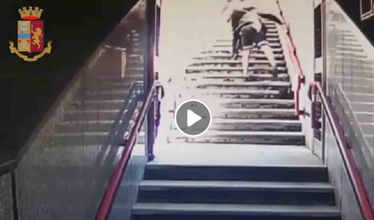 Milano, rapina in metro: minacciano una ragazza con le forbici per rubarle il telefono VIDEO