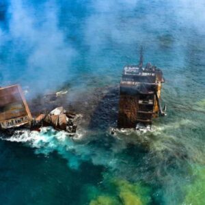 Nave dei veleni affonda in Sri Lanka, tonnellate di sostanze tossiche e marea nera in mare