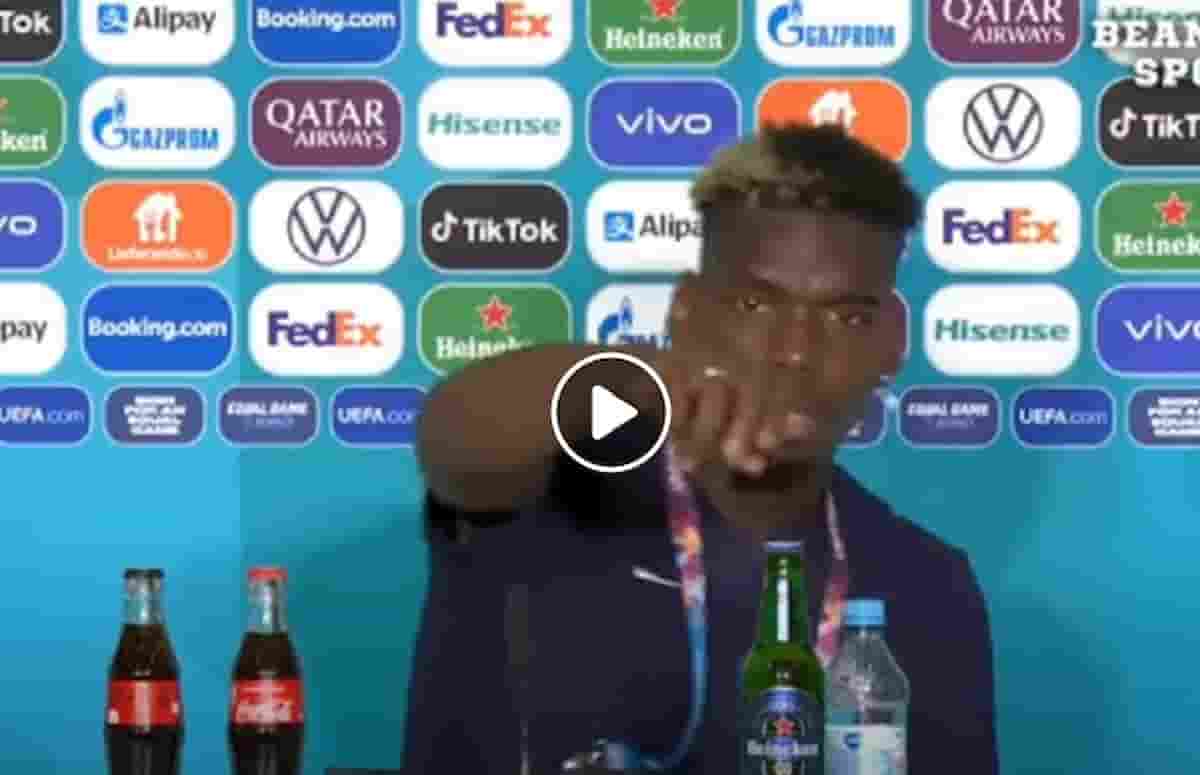 Pogba toglie la birra Heineken durante la conferenza stampa VIDEO Lo fa perché è musulmano