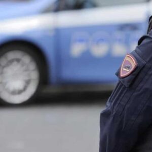Napoli, ivoriano accoltella poliziotto in piazza Nolana: lo stavano inseguendo perché aveva droga
