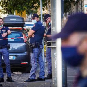 Torino, parla con un poliziotto e gli ruba la pistola: due agenti si feriscono nel bloccarlo a terra