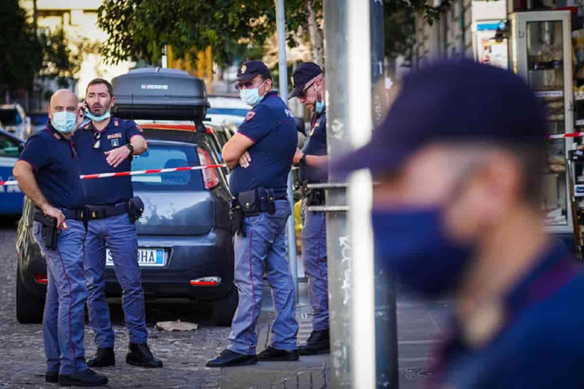 Torino, parla con un poliziotto e gli ruba la pistola: due agenti si feriscono nel bloccarlo a terra