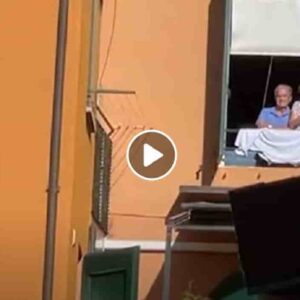 Romano Prodi dalla finestra di casa assiste al comizio di Salvini a Bologna VIDEO