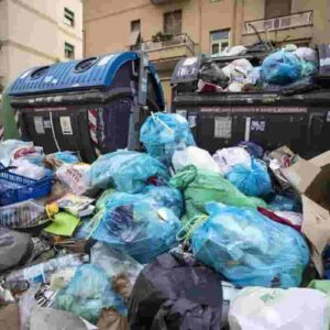 Roma, il maxi ponte della monnezza: netturbini rifiutano 50 euro premio per chi va a lavorare