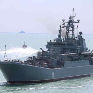 Mar Nero, Russia spara colpi di avvertimento ad una nave militare britannica: "Era nelle nostre acque territoriali". Londra nega