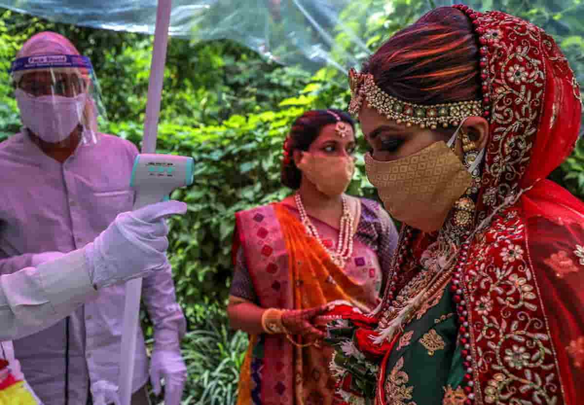Sposa muore di infarto durante le nozze in India: rimpiazzata subito dalla sorella. Funerali dopo il matrimonio