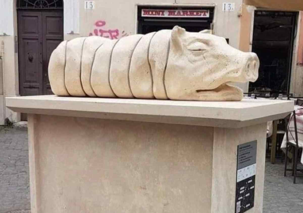 Statua della porchetta a Trastevere fa infuriare gli animalisti: "Raggi rimuova questo orrore"