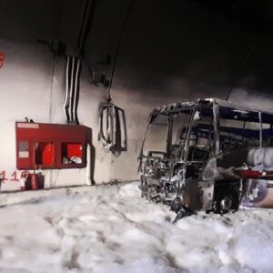 Autobus va a fuoco sulla Superstrada 36 a Lecco: autista eroe salva i 25 bambini a bordo