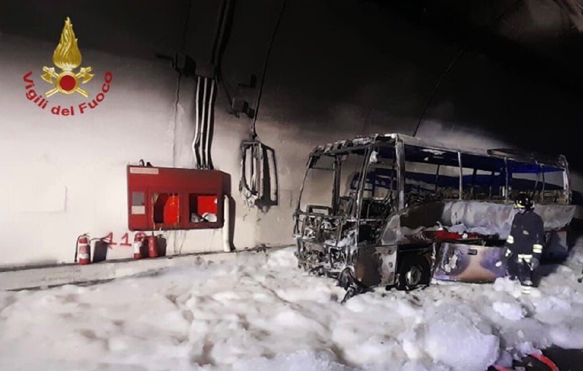 Autobus va a fuoco sulla Superstrada 36 a Lecco: autista eroe salva i 25 bambini a bordo
