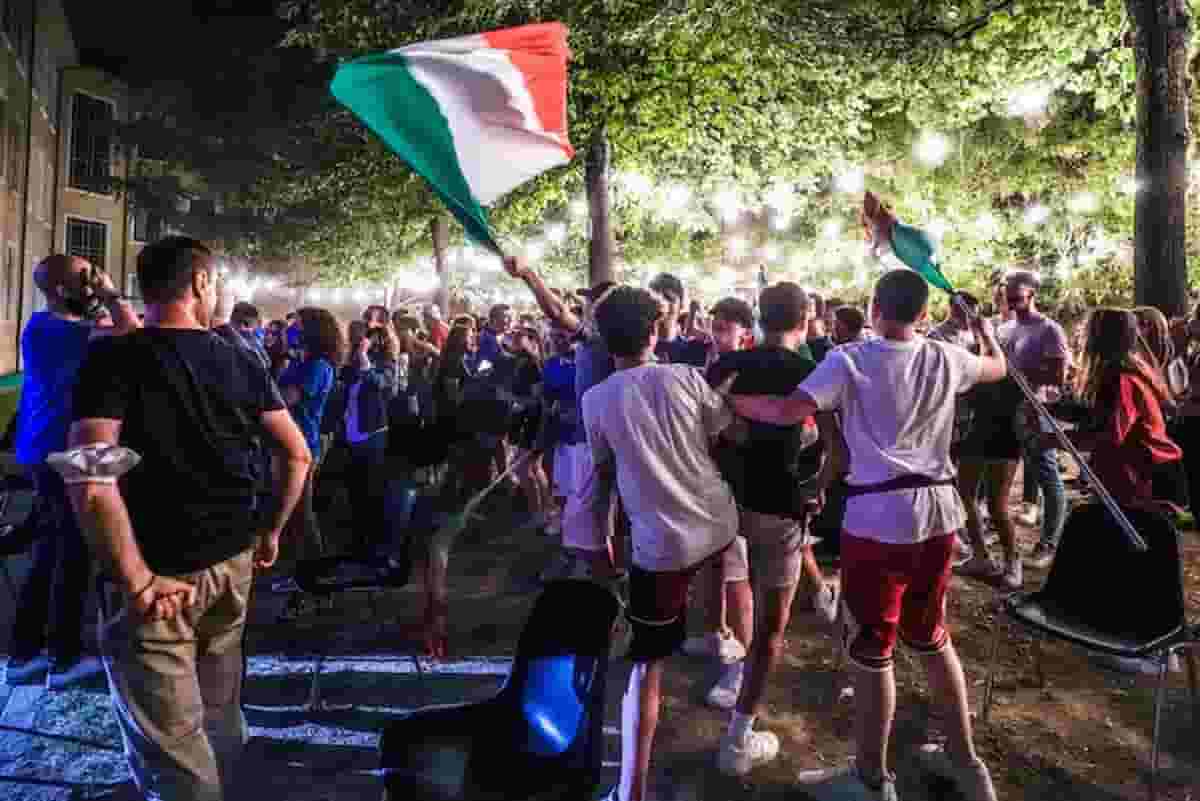 Avellino, sparatoria durante i festeggiamenti per l'Italia: colpi di pistola e tre feriti