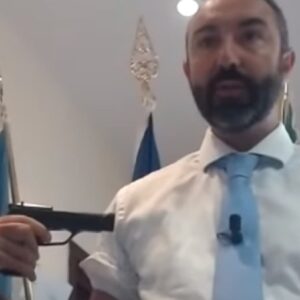 Davide Barillari si punta una pistola al braccio e fa una diretta dalla Regione Lazio: "Vaccini? Una roulette russa"