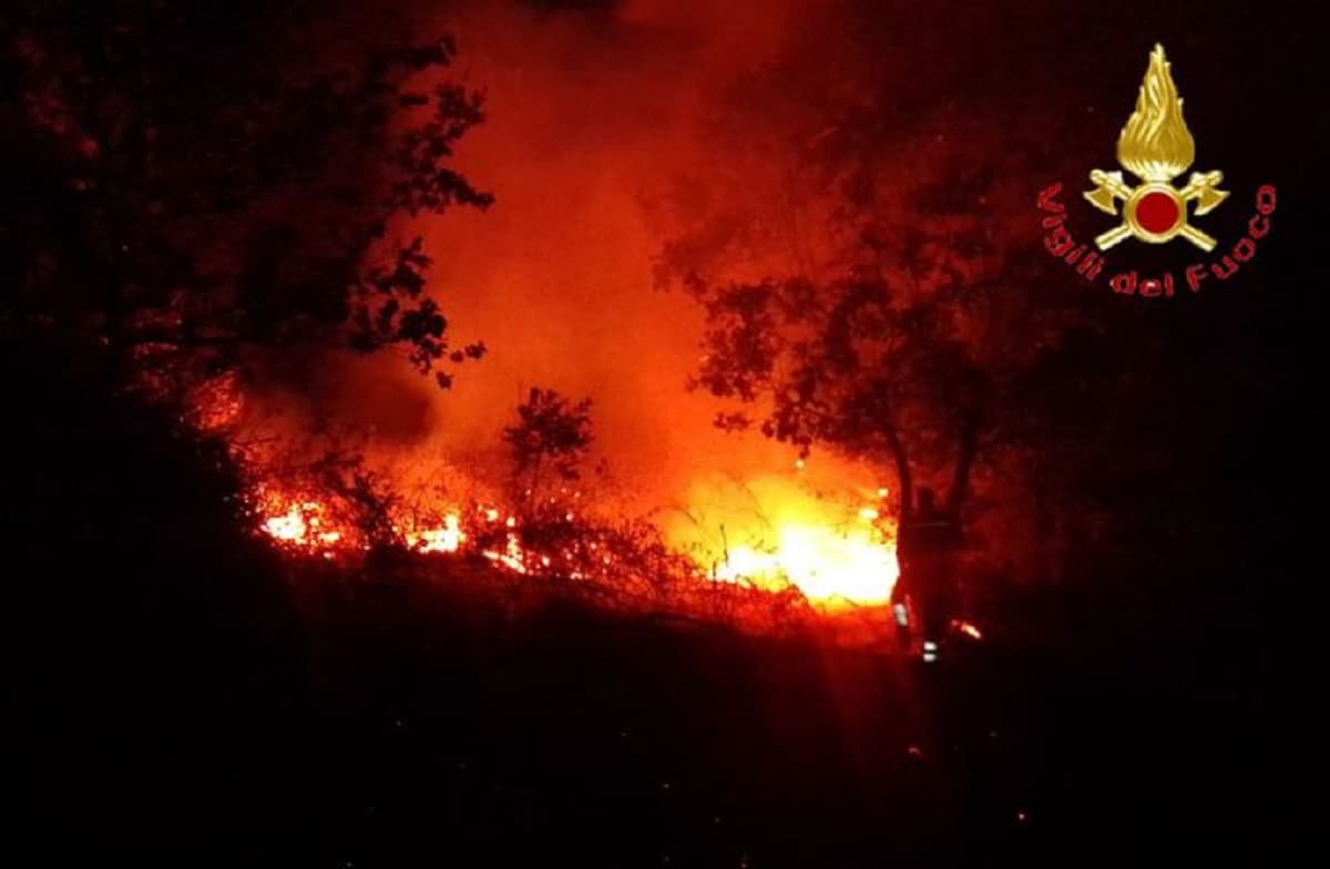 Incendio Biscollai, bengala durante festa per Italia: fiamme vicino case e ospedale