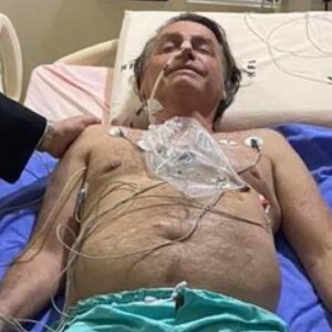 Bolsonaro, il presidente del Brasile ricoverato per un'ostruzione intestinale: per ora nessuna operazione