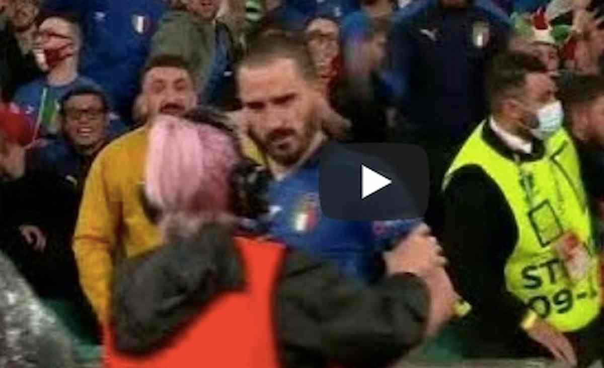 Bonucci confuso per un tifoso invasore, steward voleva impedirgli di tornare in campo VIDEO