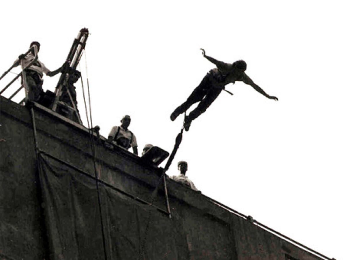 Colombia, fraintende il segnale e si lancia col bungee jumping: 25enne senza corde salta e muore
