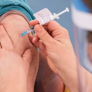 Medico no vax ma con il certificato vaccinale, 100 euro all'impiegato per la falsa immunità