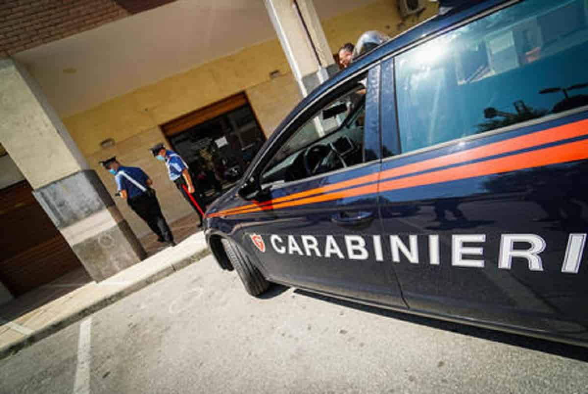 Afragola, si abbassa le mutande in pubblico poi aggredisce un carabiniere e gli strappa la mascherina: arrestato 37enne