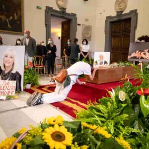 Raffaella Carrà, corteo funebre e camera ardente in Campidoglio tra le rose gialle VIDEO