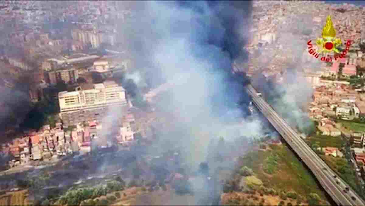 Incendi in Sicilia a Palermo e Catania (dove sono state evacuate le case e l'aeroporto ha sospeso i voli)