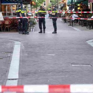 Amsterdam, giornalista Peter de Vries ferito a colpi di pistola: si occupa di criminalità