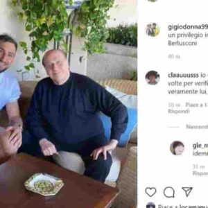 Gigio Donnarumma, foto con Berlusconi in Sardegna. Social ironizzano: “Svelato il mistero della vera faccia di Silvio"