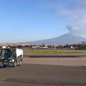 Etna, nuova eruzione fa chiudere l'aeroporto di Catania: boati, lava e pioggia di cenere