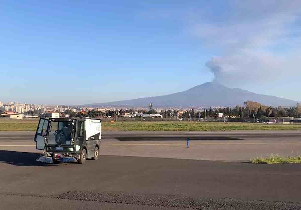 Etna, nuova eruzione fa chiudere l'aeroporto di Catania: boati, lava e pioggia di cenere
