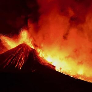 Etna, nuova eruzione: fontana di lava, violenti boati e una nube alta 11 chilometri