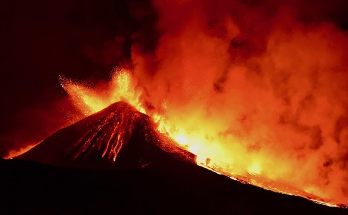 Etna, nuova eruzione: fontana di lava, violenti boati e una nube alta 11 chilometri