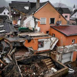 Germania, nuova frana in Vestfalia trascina case e auto: nuova strage dopo quella di ieri