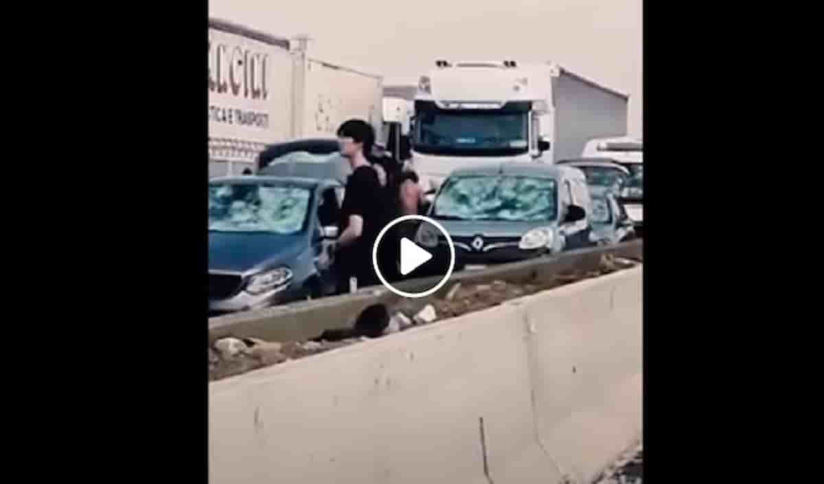 Grandine tra Fidenza (Parma) e Fiorenzuola (Piacenza) distrugge parabrezza auto sulla A1 VIDEO
