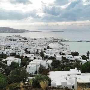 Coronavirus Grecia, diffusione variante Delta: governo invia agenti a Mykonos e Ios nei locali frequentati dai giovani