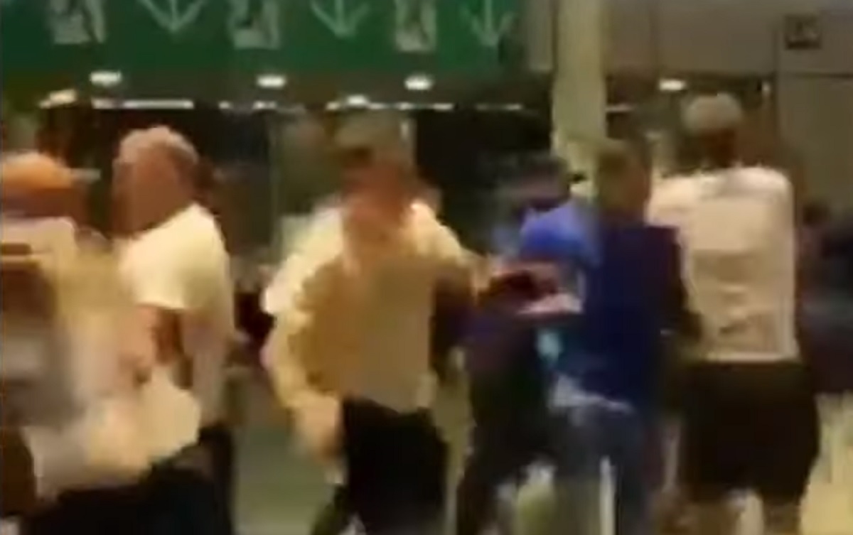 Hooligans a caccia di italiani, li aspettano fuori Wembley per prenderli a calci e pugni VIDEO