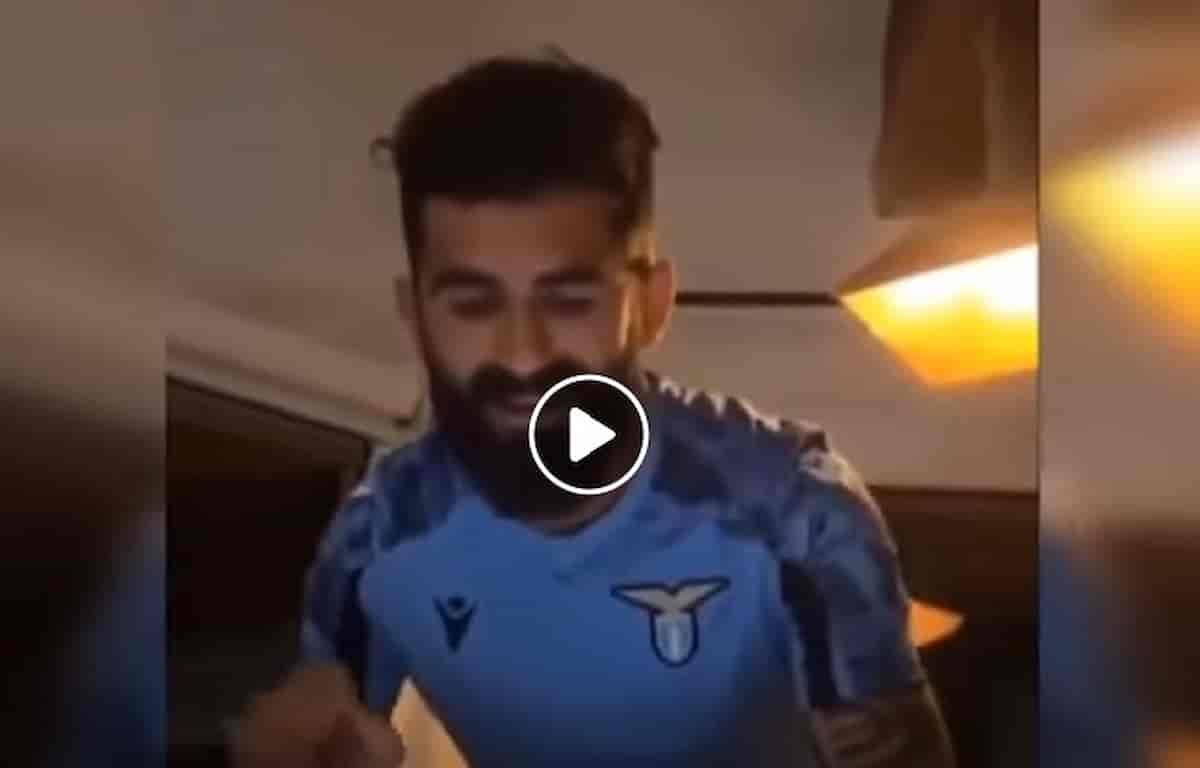 Hysaj canta Bella Ciao per presentarsi alla Lazio: sarebbe stato quasi meglio "Grazie Roma"...