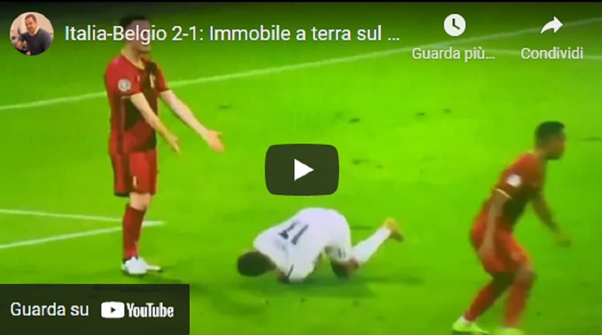 Ciro Immobile crolla a terra e poi si rialza (miracolosamente) per esultare dopo il gol di Barella VIDEO