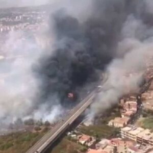 Incendi Catania: case evacuate, bruciato uno stabilimento e 150 persone scappano in spiaggia per sfuggire alle fiamme
