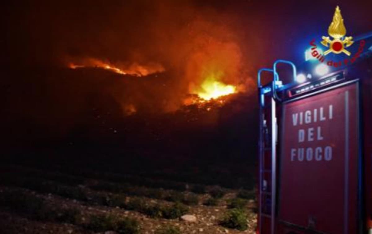 Sicilia, vento caldo e temperature vicino ai 40°: incendi tra Piana degli Albanesi, Altofonte e San Giuseppe Jato
