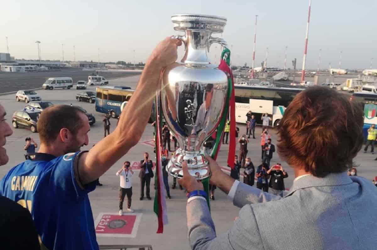 L'Italia campione d'Europa arriva a Roma con la coppa, Chiellini la porta davanti ai tifosi