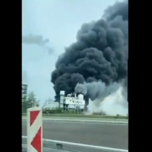 Esplosione in un impianto chimico a Leverkusen e nube tossica, "restate chiusi in casa" VIDEO