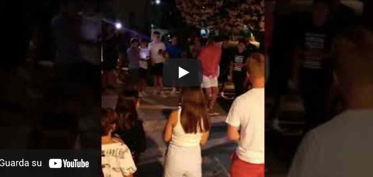 Lewandowski gioca a pallone con bambini in strada durante vacanza a San Pantaleo (Olbia) VIDEO