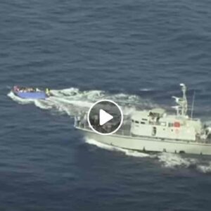 Libia, motovedetta spara su barcone pieno di migranti e lo sperona: il VIDEO di Sea Watch