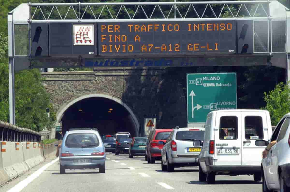 Liguria, in coda per ore sull'autostrada. Incidenti e traffico tra Savona e Genova