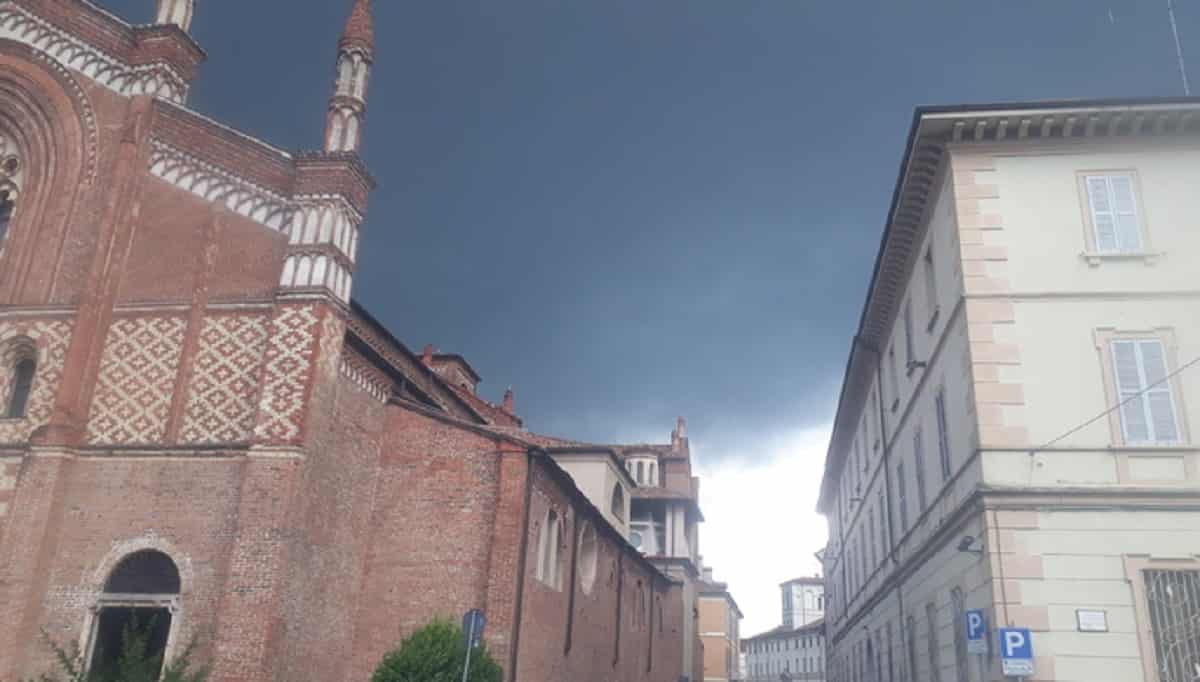 Ottobiano (Pavia), fulmine colpisce il tetto di una cascina. Grandinata a Cassolnovo