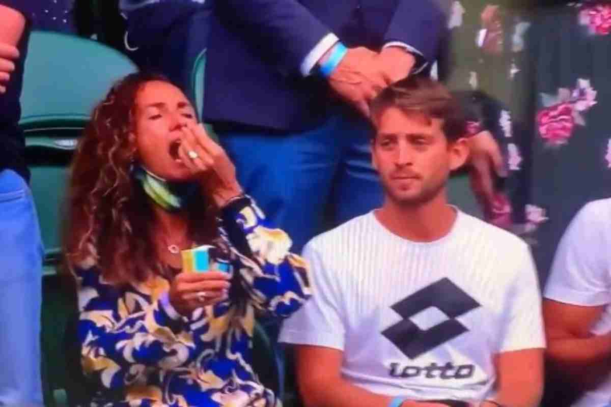 Claudia Bigo, la mamma di Berrettini e le gocce misteriose a Wimbledon: foto virale sui social