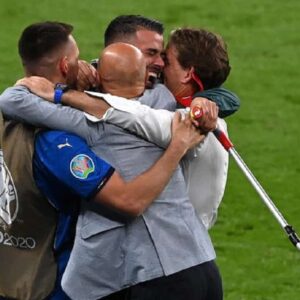 Roberto Mancini e Gianluca Vialli, il lungo abbraccio e le lacrime: "Si è chiuso un cerchio"