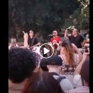 Manu Chao canta Clandestino in piazza Alimonda a Genova per ricordare Carlo Giuliani VIDEO