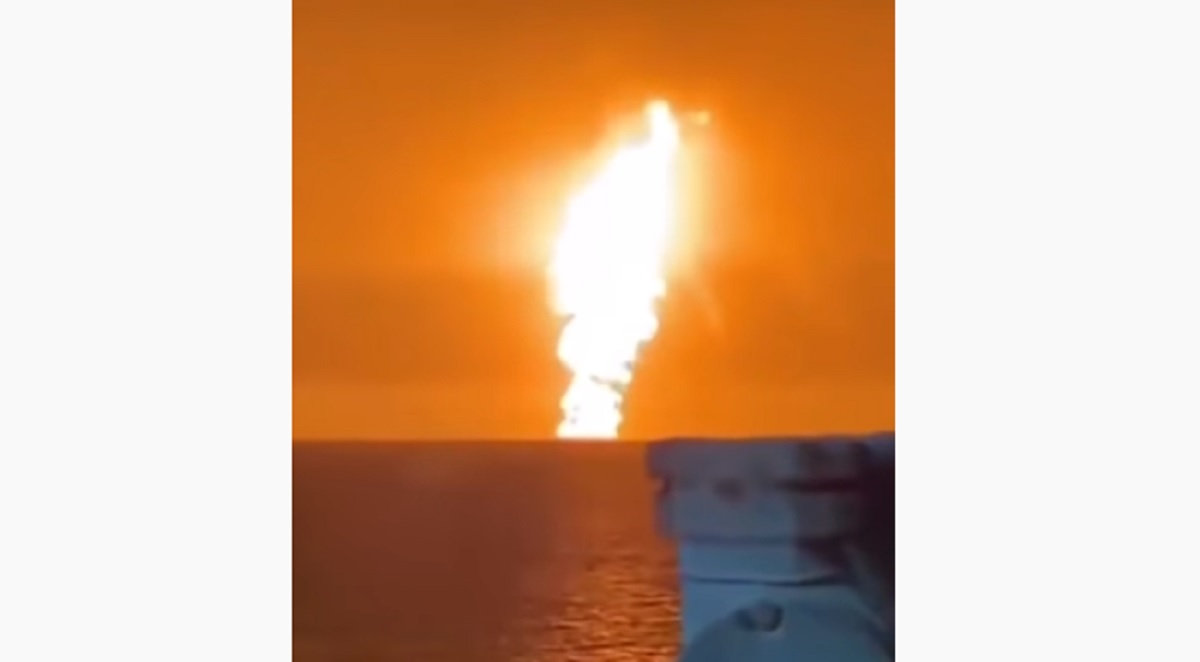 Esplosione nel Mar Caspio, vulcano di fango fa colonna di fuoco vicino giacimenti di gas VIDEO