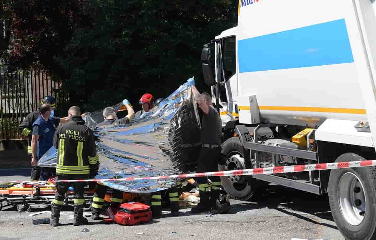 Melegnano (Milano), moto contro camion della spazzatura: morto 27enne