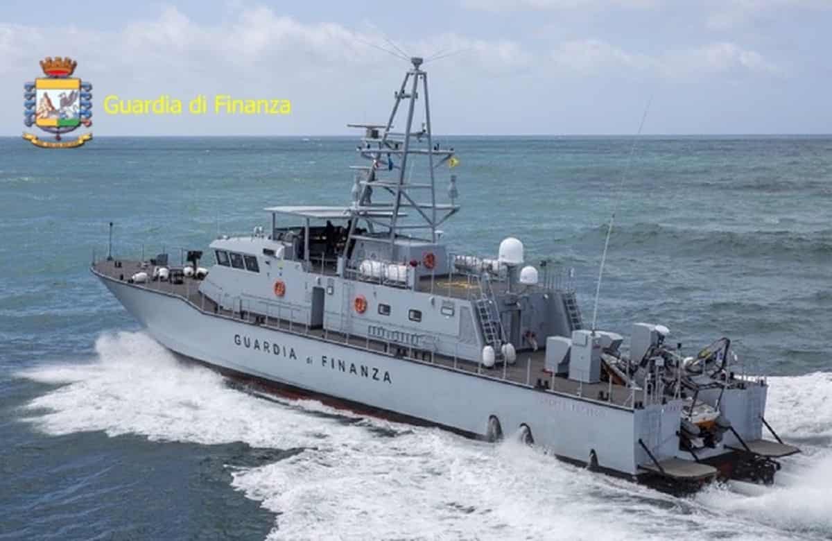 Nave Guardia di Finanza a fuoco in mare aperto: affondata a largo di Africo (Reggio Calabria)